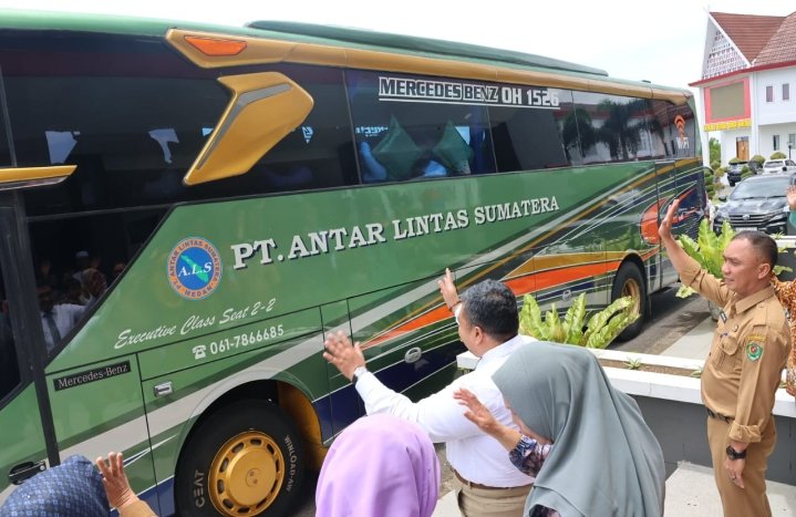 Bupati Tapsel Berangkat 33 Peserta CPMI Korea Selatan,Isak Tangis, Doa dan Rasa Syukur Iringi Pemberangkatan
