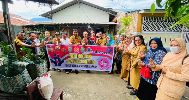 Kajari Asahan dan Kepala Dinas P2KBP3A Kabupaten Asahan Berikan Makanan Tambahan Untuk Anak Stunting