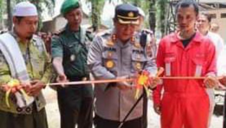 Polri Peduli Lingkungan AKBP Diari Astetika Sumbang Fasilitas Sumur Bor Dan Pompa Air Untuk Pondok Pesantren Dinul Khoiriah Palas