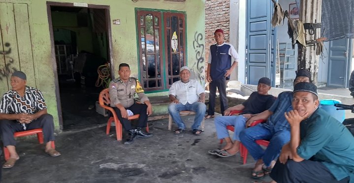 Masyarakat  Aek Songsongan Bersama Bhabinkamtibmas Laksanakan Jumat Curhat