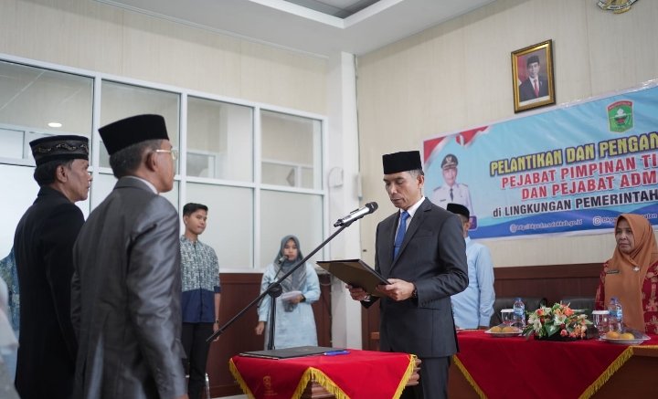 Bupati Solok Diwakili Sekretaris Daerah Medison, S.Sos, M.Si, Melantik dan Mengambil sumpah Pejabat Pimpinan Pratama dan Pejabat Administrator .