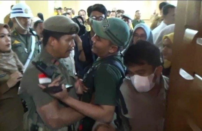 Inilah Oknum Satpol PP Provsu EA Lubis Melarang Wartawan Meliput,  Terancam Denda Rp 500 Juta