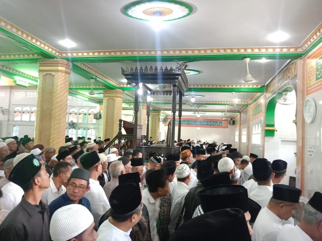 Ribuan Masyarakat Sholatkan Jenazah Gubernur Sumut ke 15 Syamsul Arifin