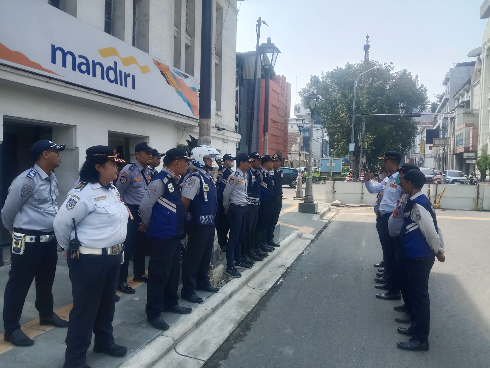 Dukung Percepatan Penataan Kawasan Kesawan,, Dishub Medan Tertibkan Kendaraan Parkir di Trotoar