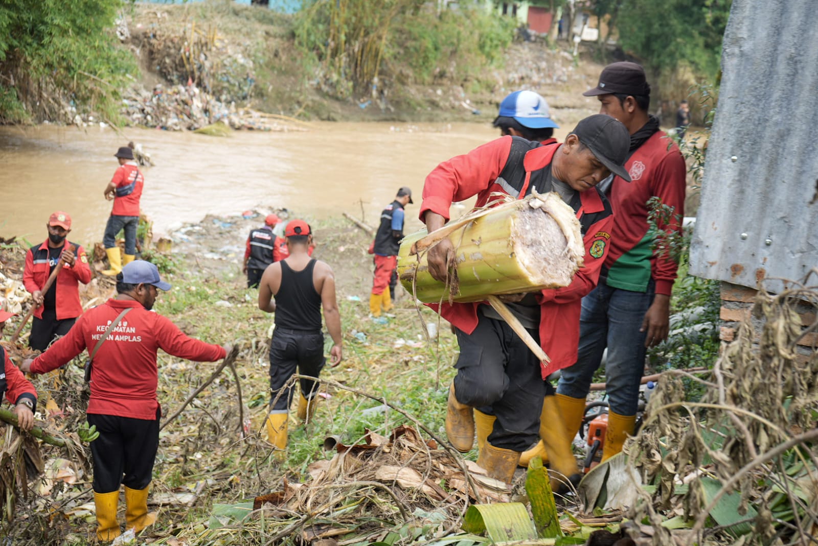 400 Personil Bersihkan Aliran Sungai Deli di Jalan Pertempuran Medan Barat