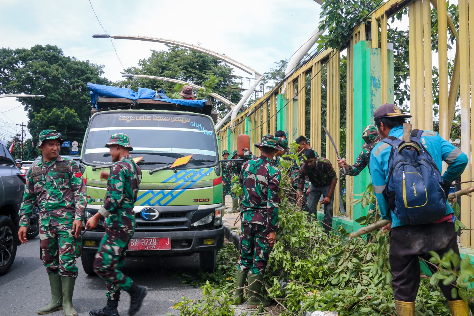 Gotong Royong Peduli Deli, Petugas Bersihkan Sungai di Kawasan Kampung Aur