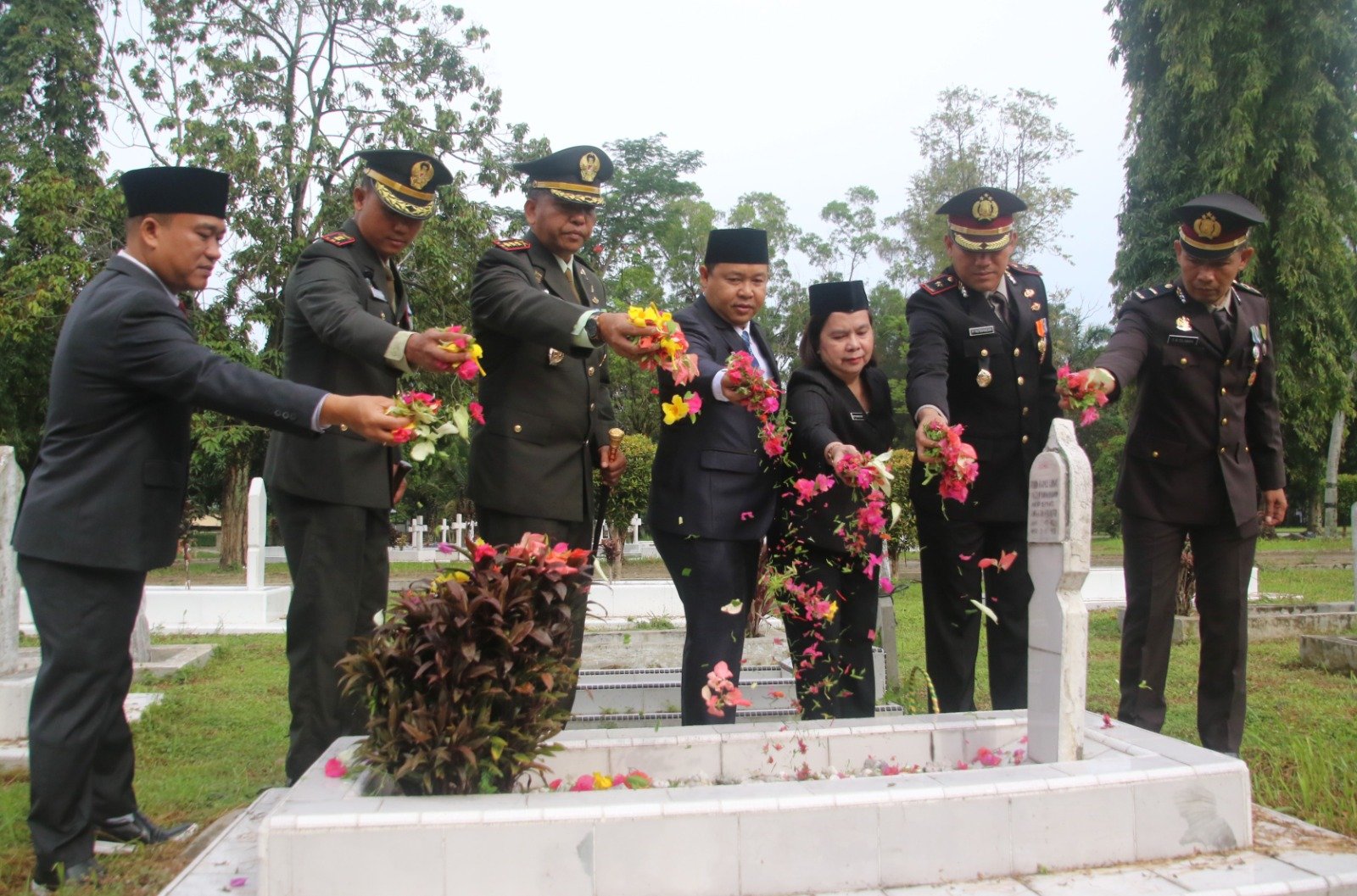 HUT ke 78 TNI, Pemko Siantar Ziarah ke Makam Pahlawan
