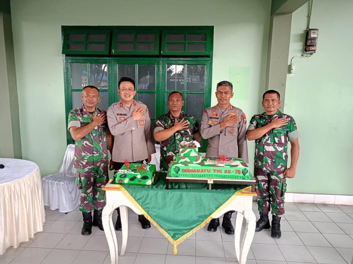 Remove term: Kapolres Pakpak Bharat Beri Kejutan HUT TNI ke- 78 di Makodim Dairi Kapolres Pakpak Bharat Beri Kejutan HUT TNI ke- 78 di Makodim Dairi