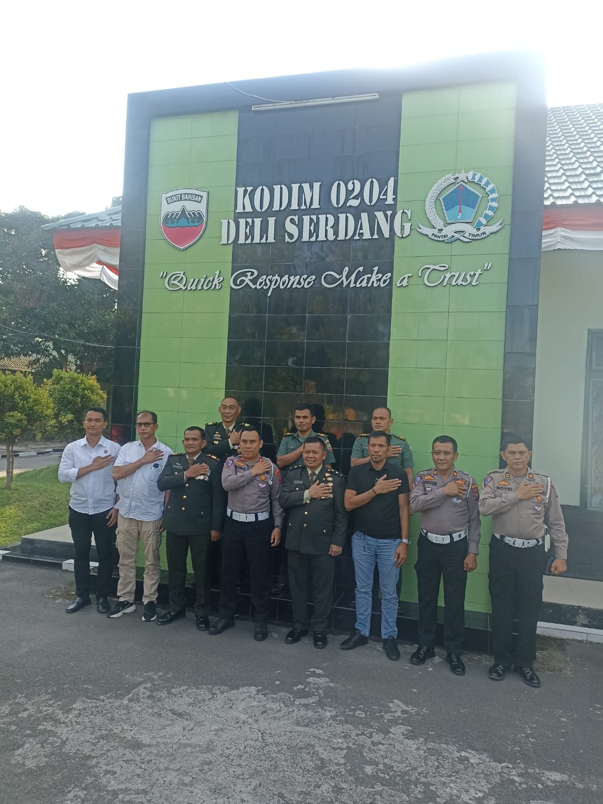 Jajaran Polresta Deli Serdang Datangi Mako TNI, Beri Surprise HUT TNI Ke - 78