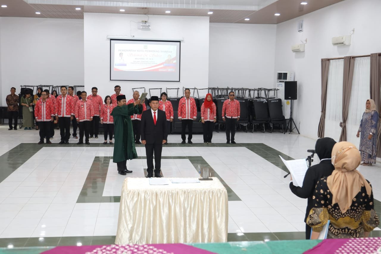 Wali Kota Pematang Siantar dr Susanti Dewayani SpA melantik Kepala Biro Mulyono ST MSi
