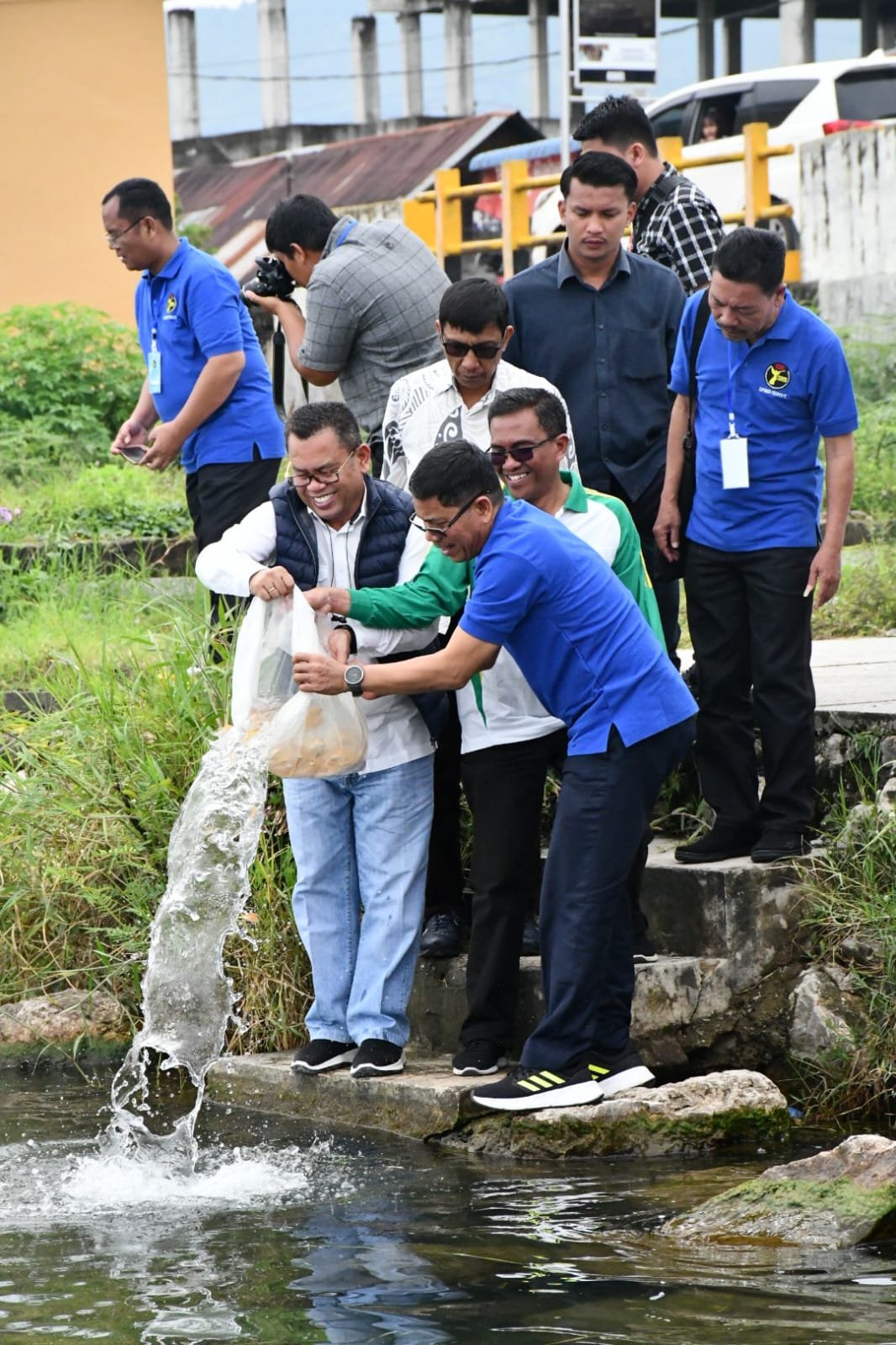 Umat Katolik Merawat Ekosistem Danau Toba Dengan Menabur Benih Ikan Mas