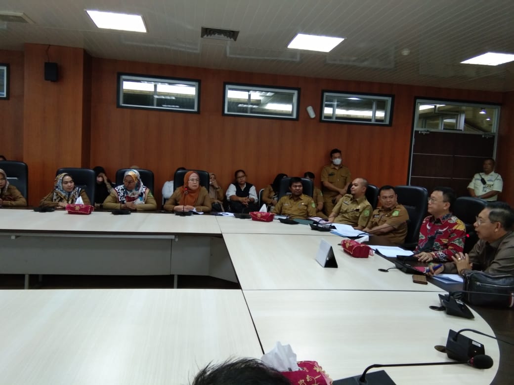 Ratusan Tenaga Honor dan Teknis Sekolah Sampaikan Aspirasi Ke DPRD Medan