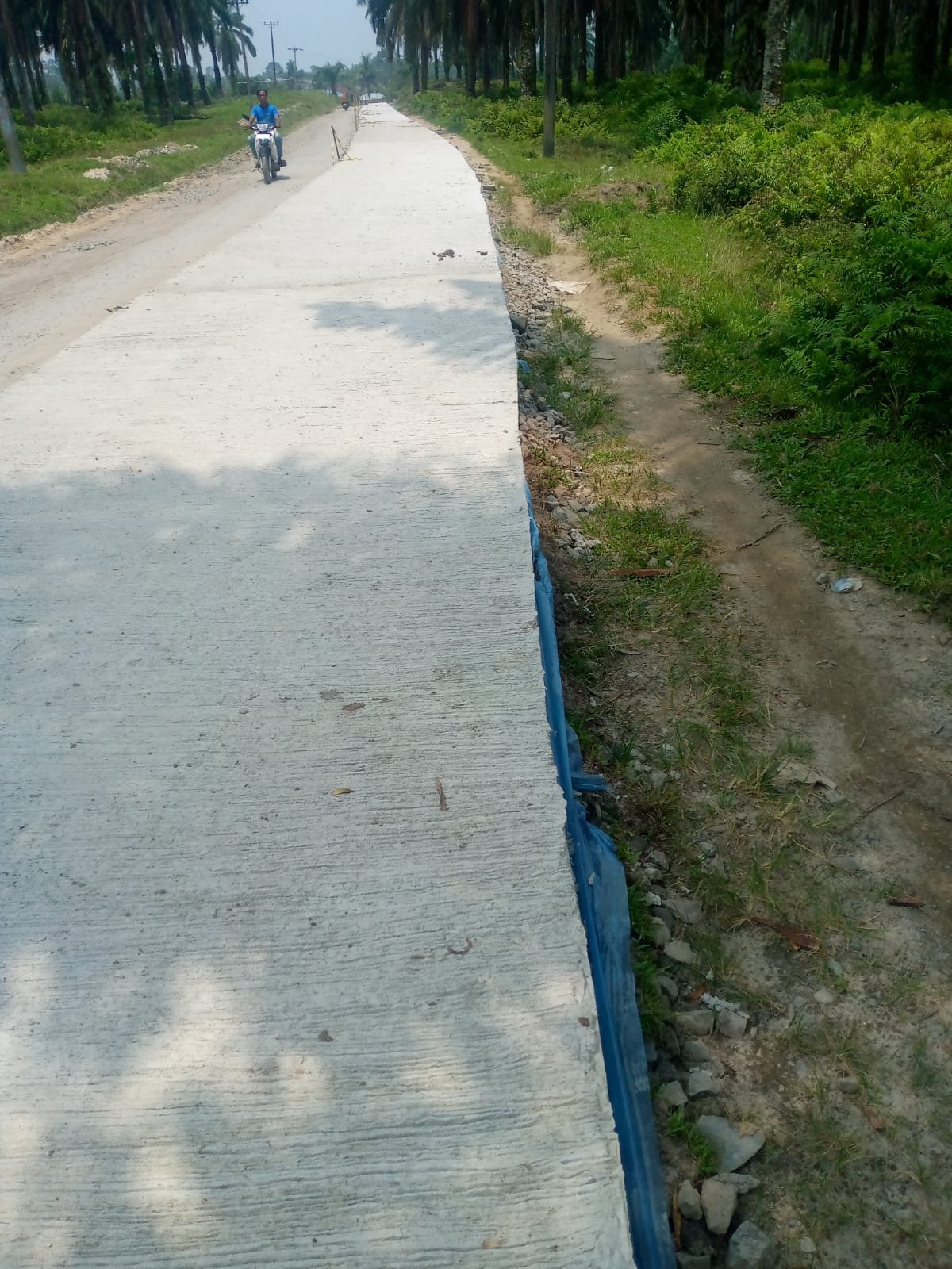 Proyek jalan PUTR Simalungun Pakai Readymix Salah Perencanaan ,Warga minta Pekerjaan Di bongkar.