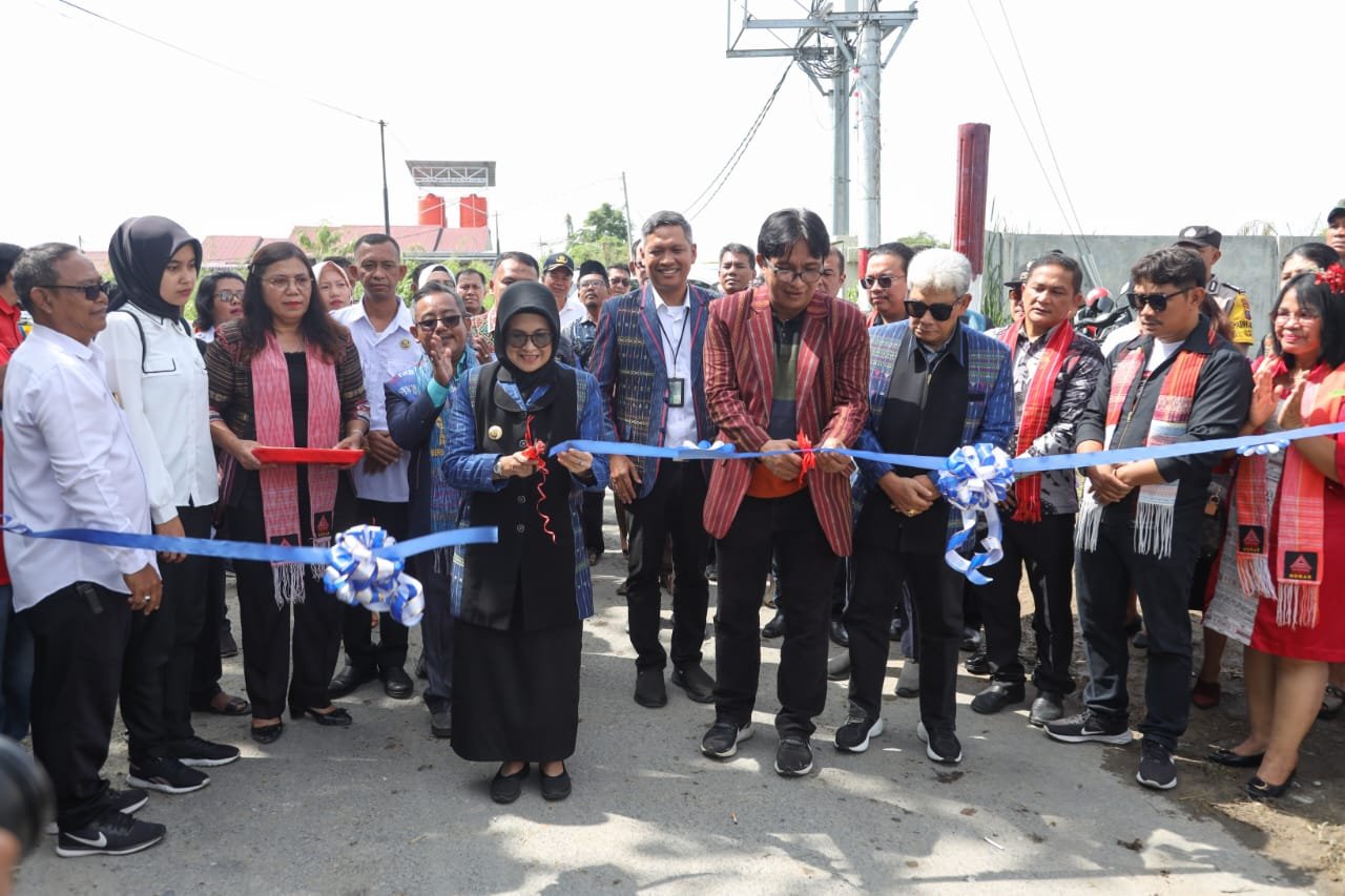 Wali Kota Pematang Siantar dr Susanti Dewayani SpA bersama Ketua Dekranasda meresmikan Kampung Tenun Ulos