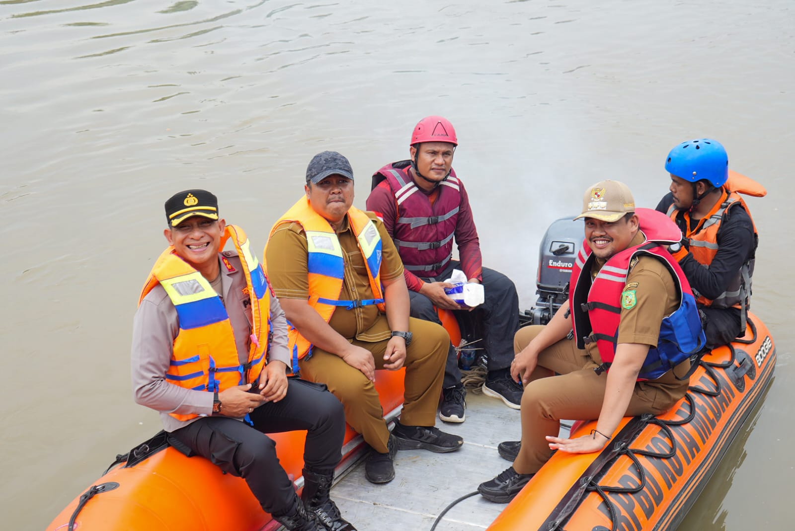 Naik Perahu Karet, Bobby Nasution Cek Progress Gotong Royong Bersih-bersih Sungai Deli