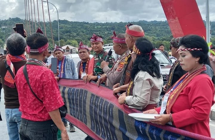 Pelepasan Parade Ulos 1.000 Meter di Jembatan Tano Ponggol Meriah, Minus Bupati Samosir