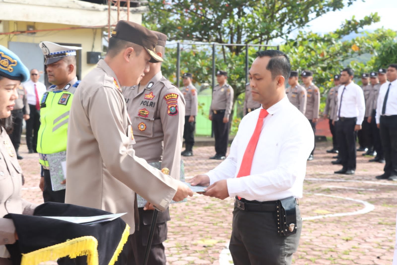 Kapolres Pakpak Bharat Memberikan Riward Kepada Personil yang Telah Berprestasi