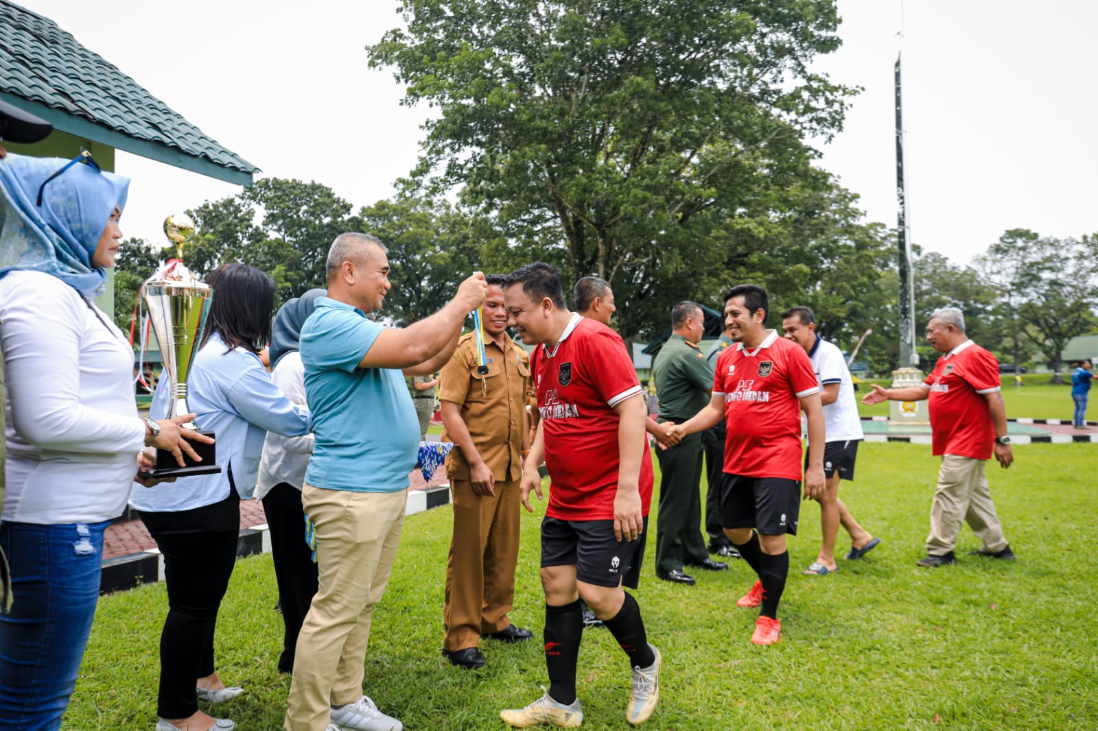 Ketua Komwil I APEKSI Serahkan Trofi Juara Kepada Pemenang Sepakbola