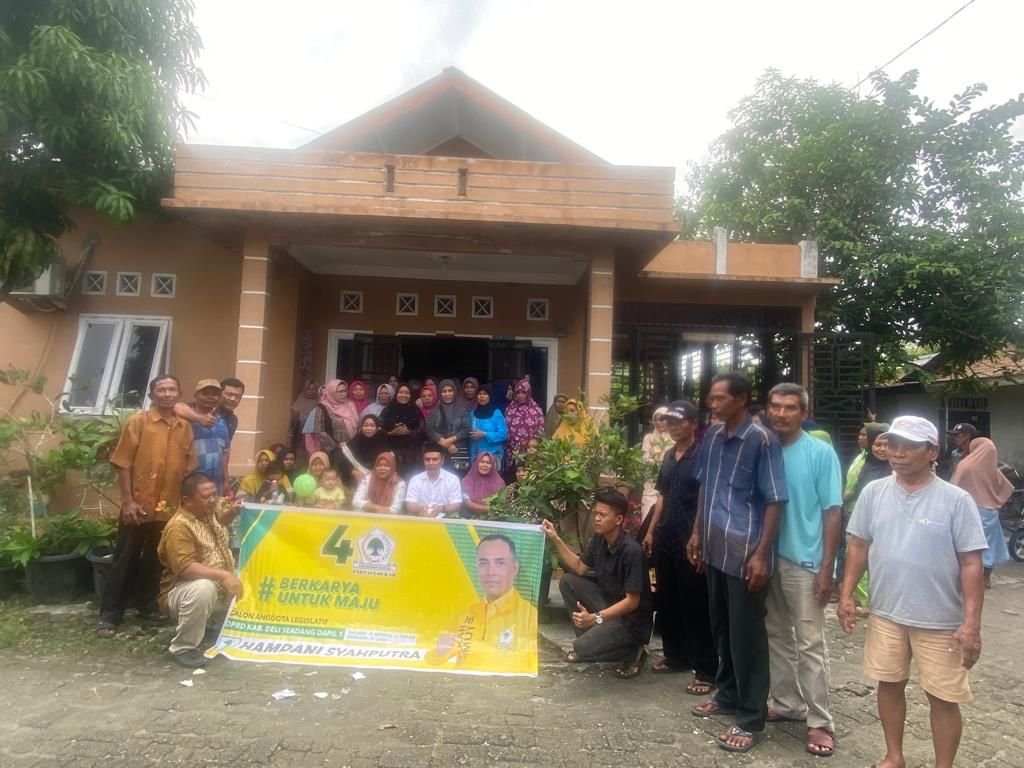 Hamdani Syahputra Berangkatkan Ibu Mun Umrah