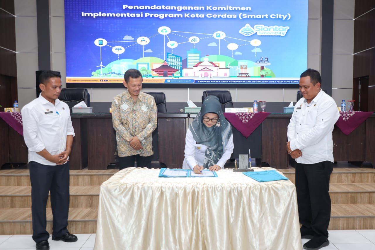 Wali Kota menghadiri acara Penandatanganan Komitmen Implementasi Program Smart City