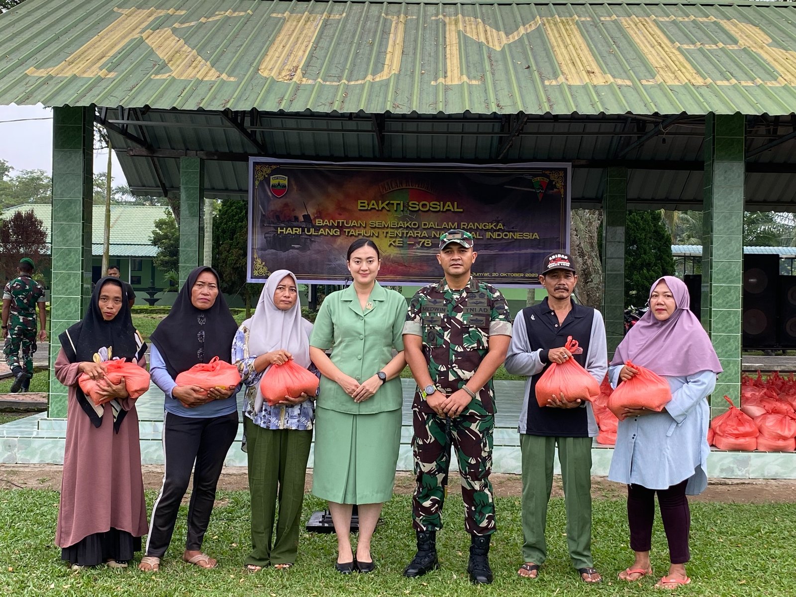 HUT TNI ke 78, Yonif 121/MK Bakti Sosial Bagikan Sembako