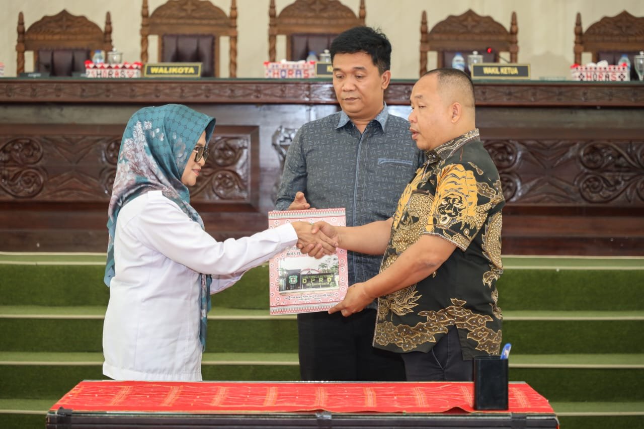 Wali Kota menyampaikan Nota Jawaban Atas Penyampaian Pemandangan Umum Fraksi DPRD terhadap 2 Ranperda