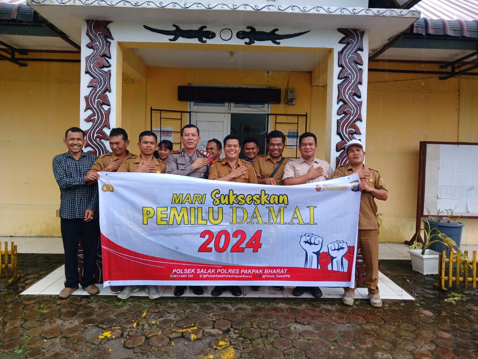 Kapolsek Salak Berikan Sambangi Panitia Pemungutan Suara Dalam rangka Pemilu Damai