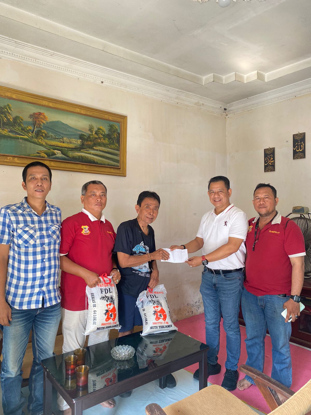 Jumat Barokah, Ketua Pewarta Jenguk Wartawan Senior Ismugiman dan Kasih Bantuan