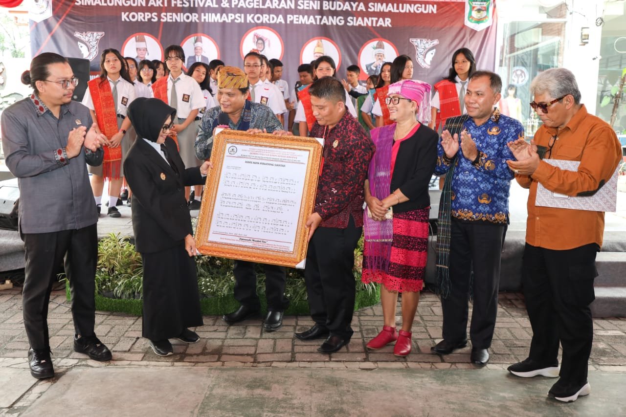 Wali Kota Pematang Siantar serahkan hadiah dan juara kepada pemenang lomba cipta Mars