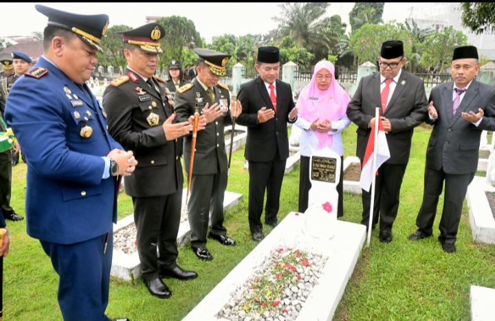 HUT Ke-78 TNI, Pj Gubernur Sumut Ziarahi Makam Gubernur Marah Halim Harahap dan Raja Inal Siregar