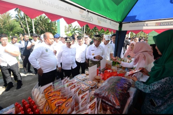 Panen Raya di Desa Lubuk Cuit, Pj Gubernur Dukung Pembangunan Rumah Produksi Pasta Cabai Merah