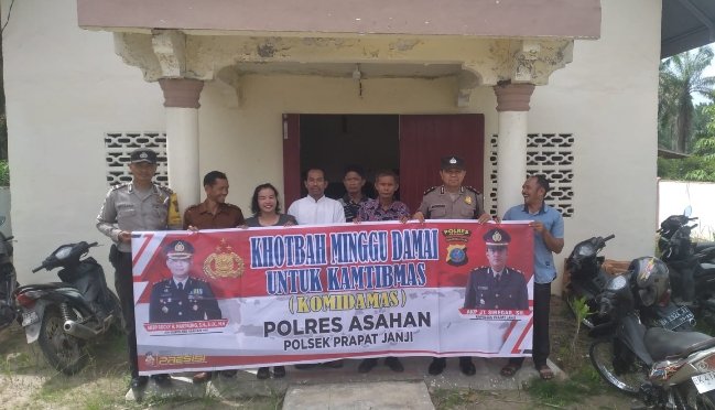 Personel Polsek Prapat Janji Komidamas di Gereja Khatolik