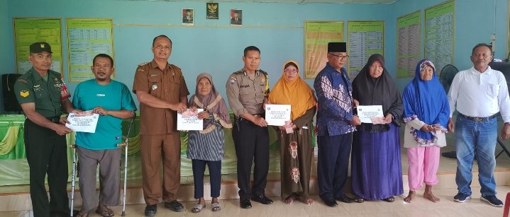 Jaga Kondusifitas, Bhabinkamtibmas Polsek Kota Kisaran Timur Berikan Pengamanan Penyaluran BLT