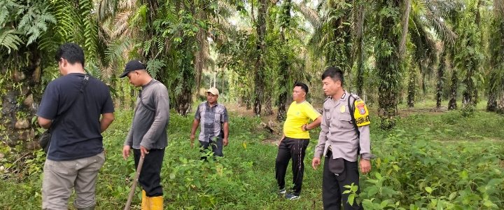 Jaga Silaturahmi, Bhabinkamtibmas Polsek Bandar Pulau Laksanakan Gotong Royong Dengan Warga Dusun IV Desa Loburappa