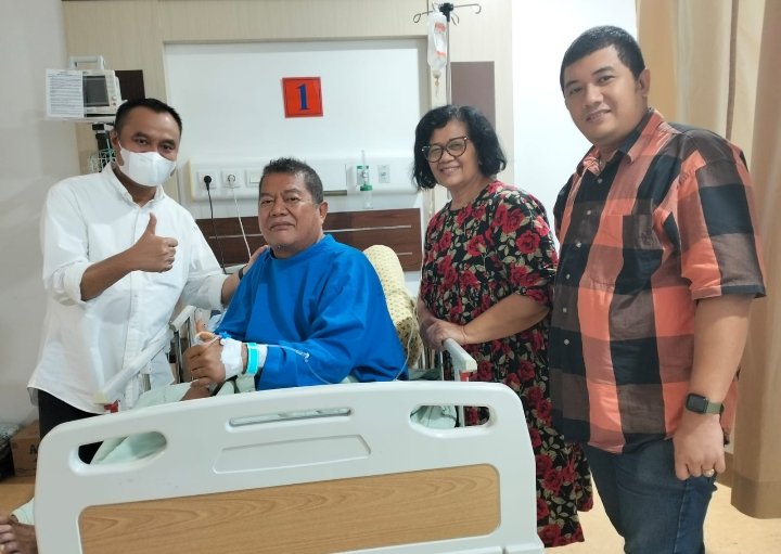 Peduli Anggota, Ketua PWI Sumut  Farianda Putra Sinik Jenguk Wartawan Senior di RS Adam Malik