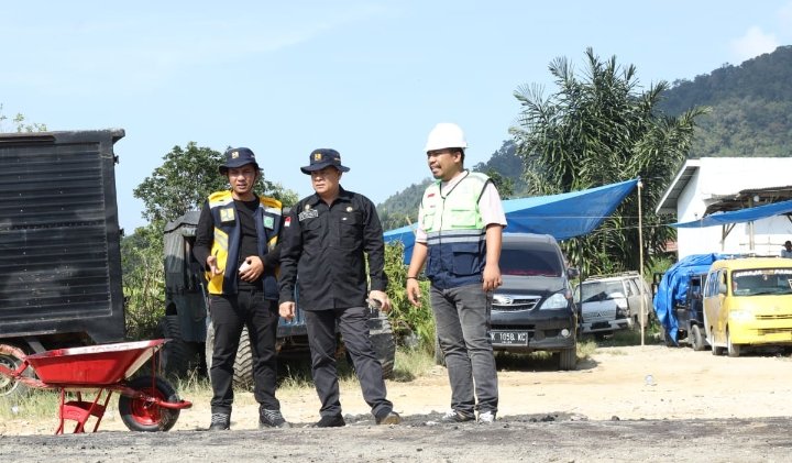 Kadis PUTR Pakpak Bharat Maringan Bancin Tinjau Langsung Pekerjaan Aspal Hotmix Klohi