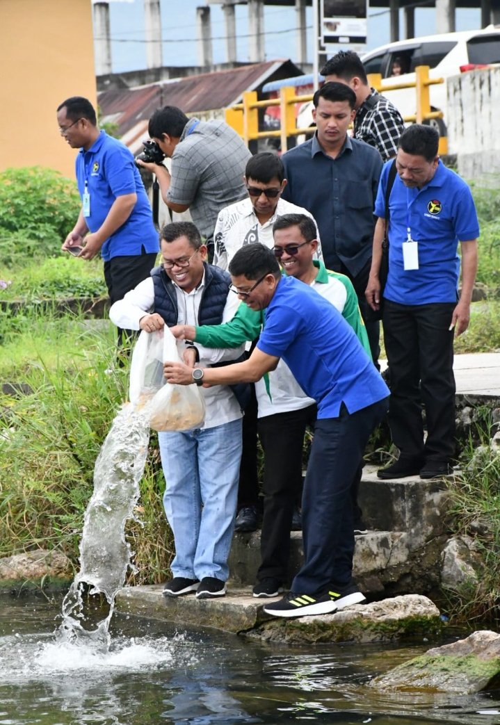 Umat Katolik Merawat Ekosistem Danau Toba Dengan Menabur Benih Ikan Mas
