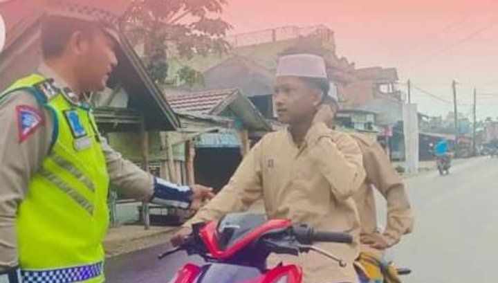 Berikan Pelayanan Masyarakat,Kasat Lantas Pimpin Pelaksanaan Pos Padat Pagi Di Pasar Ujung Batu Palas