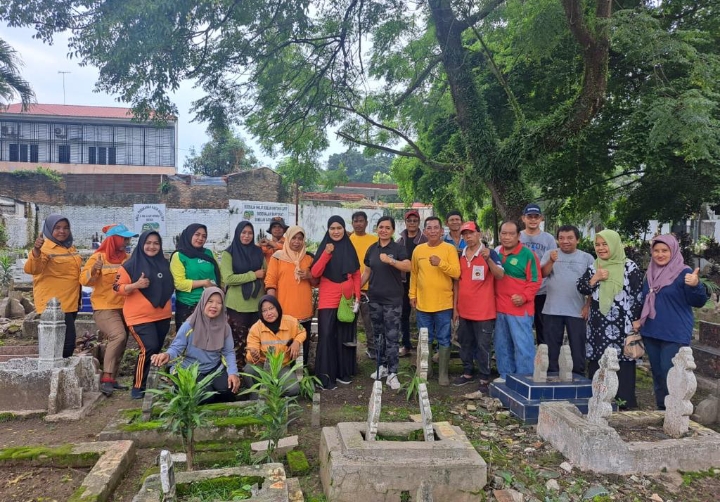 Aparatur Pemerintahan 6 Kelurahan di Medan Baru Bersama STM-SPDSÂ  Bersihkan Pekuburan Muslim Jalan Pare / Pattimura