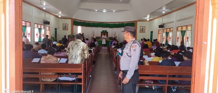 Polsek Bandar Pasir Mandoge Berikan Pengamanan Kepada Umat Nasrani Saat Beribadah