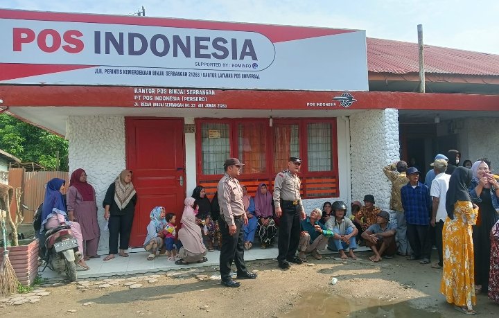 Personel Polsek Air Joman Laksanakan Pam Sekaligus Monitoring pada kegiatan penyaluran Bantuan Beras