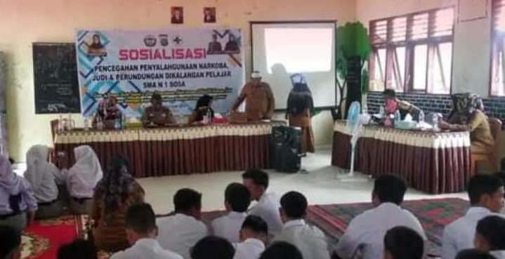 Giat Polisi Go To School Polres Palas di SMA Negeri 1 Sosa, Bhabinkamtibmas Brigpol Rahman Rizali Sampaikan tentang Bahaya Narkoba