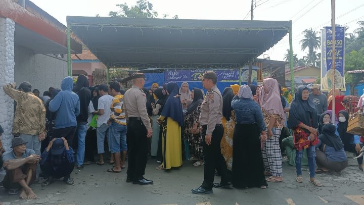 Personel Polsek Air Joman Laksanakan Pam Sekaligus Monitoring pada kegiatan penyaluran Bantuan Beras