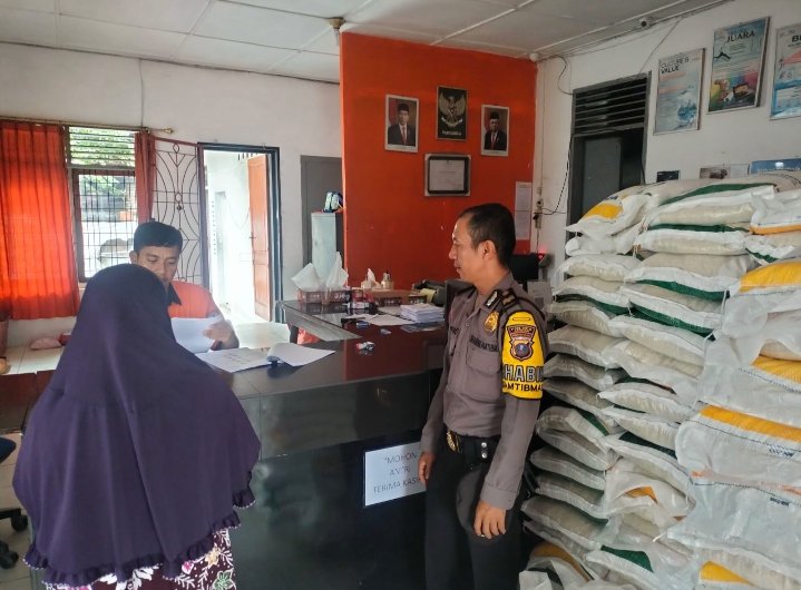 Bhabinkamtibmas Polsek Pulau Raja Lakukan Pengamanan Pendistribusian Bantuan Pangan Beras Pemerintah