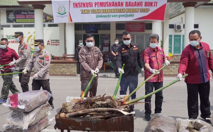 Bupati Solok Capt. H. Epyardi Asda, Dt. Sutan Majo Lelo, M. Mar Menghadiri Pemusnahan Barang Bukti Tindak Pidana Umum