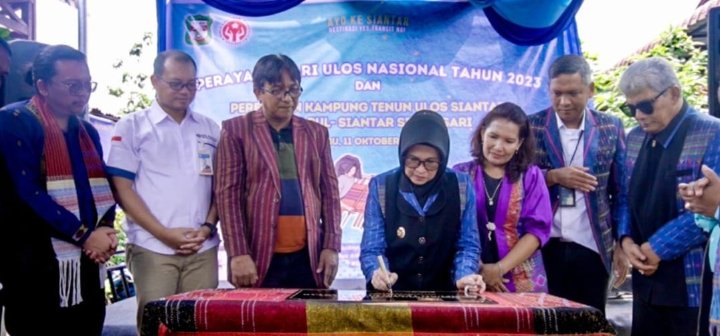 PLN Dukung Pengrajin Ulos Gunakan Mesin Tenun Electric