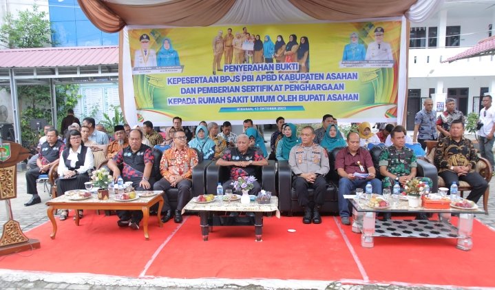 Bupati dan Wabup Asahan Menyerahkan Bukti Kepesertaan BPJS PBI APBD Asahan