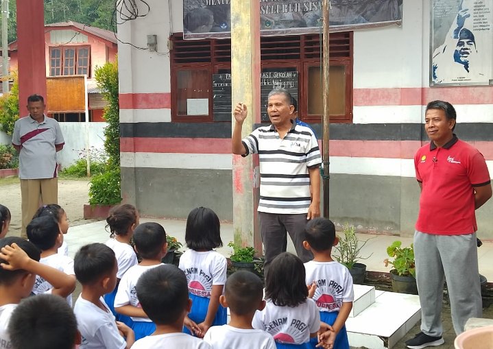 Kepala Ombudsman Sumut Abyadi Siregar Memotivasi Pelajar SDN 173249 Sibulan-bulan Taput