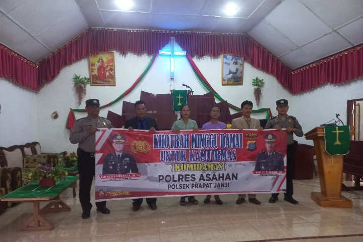 Personel Polsek Prapat Janji, Berikan Alat- Kebersihan di Gereja HKBP Pulau Mandi