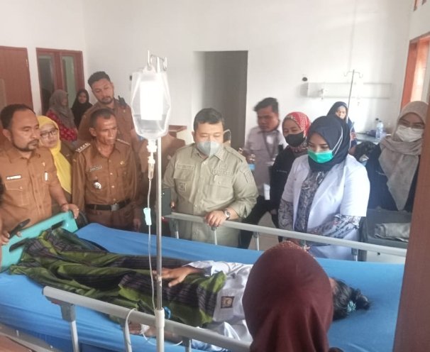 Bupati Dolly Pasaribu Kunjungi Para Korban Bus Terguling di Arse